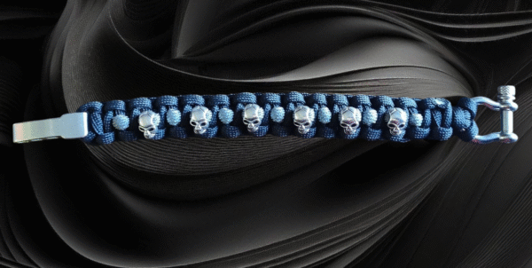 Bracelet en paracorde avec petites têtes de mort argentées – Image 2
