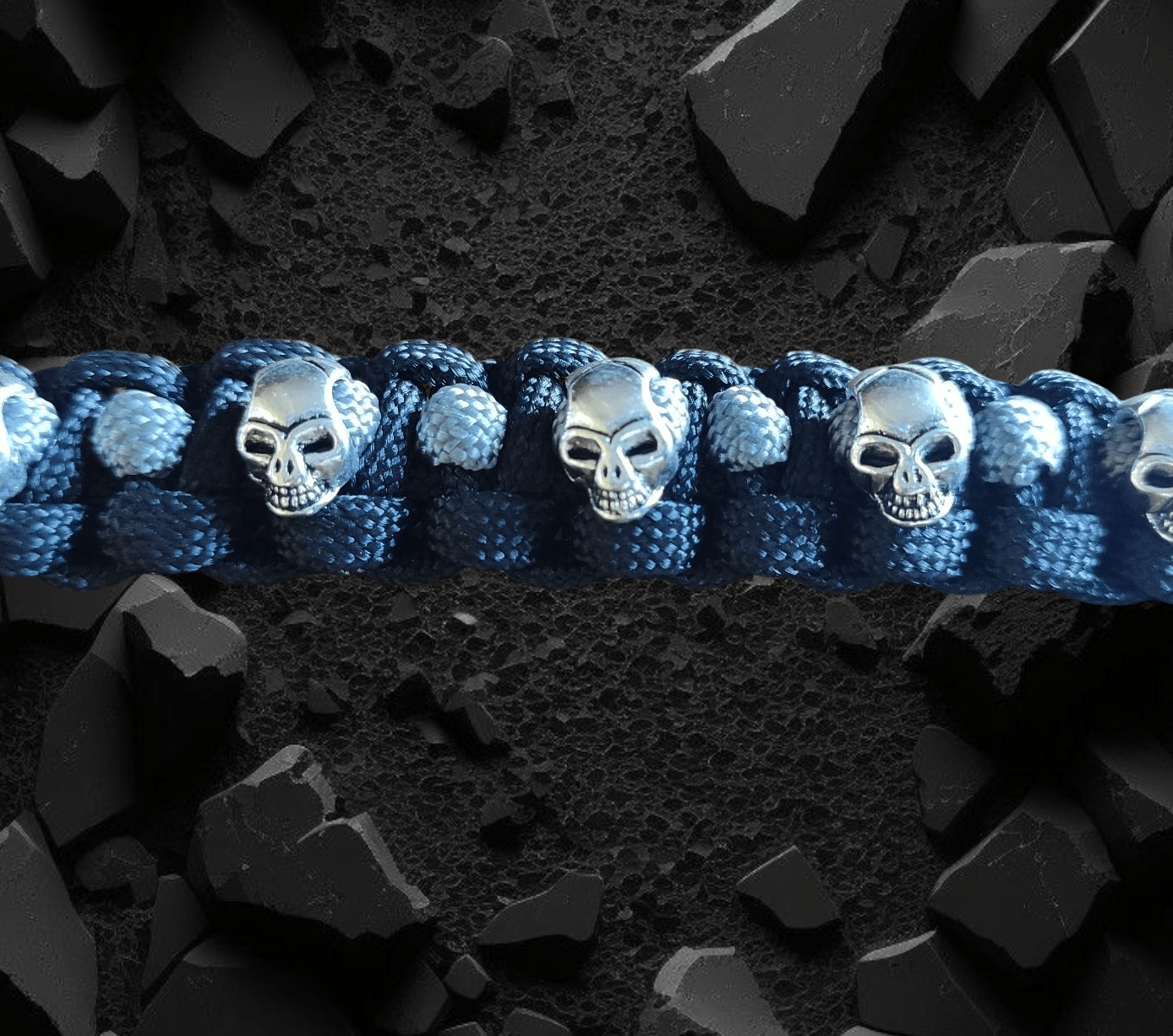 Bracelet en paracorde avec petites têtes de mort argentées