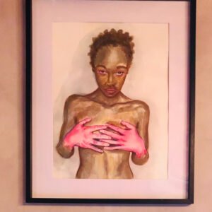 Les mains sur la poitrine