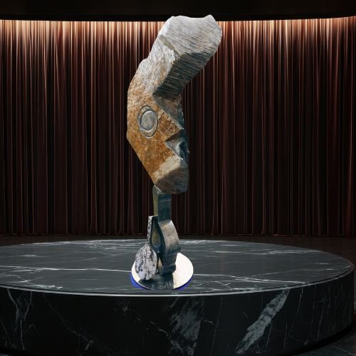 Rock dans un showroom sombre